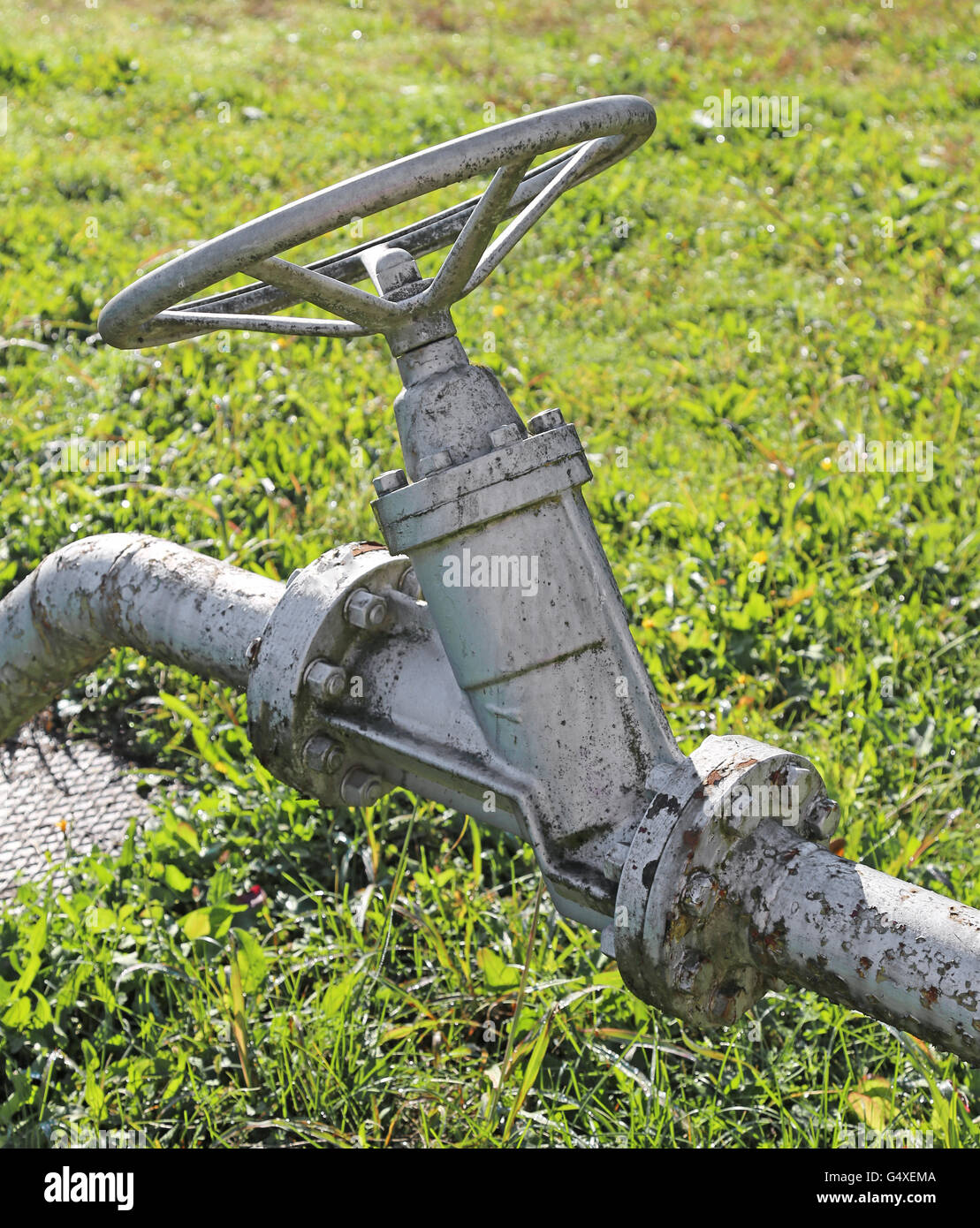 Cancello di ferro valvola per chiudere o aprire il naturale flusso di gas dal magazzino alla rete di distribuzione di gas naturale di multiutility Foto Stock