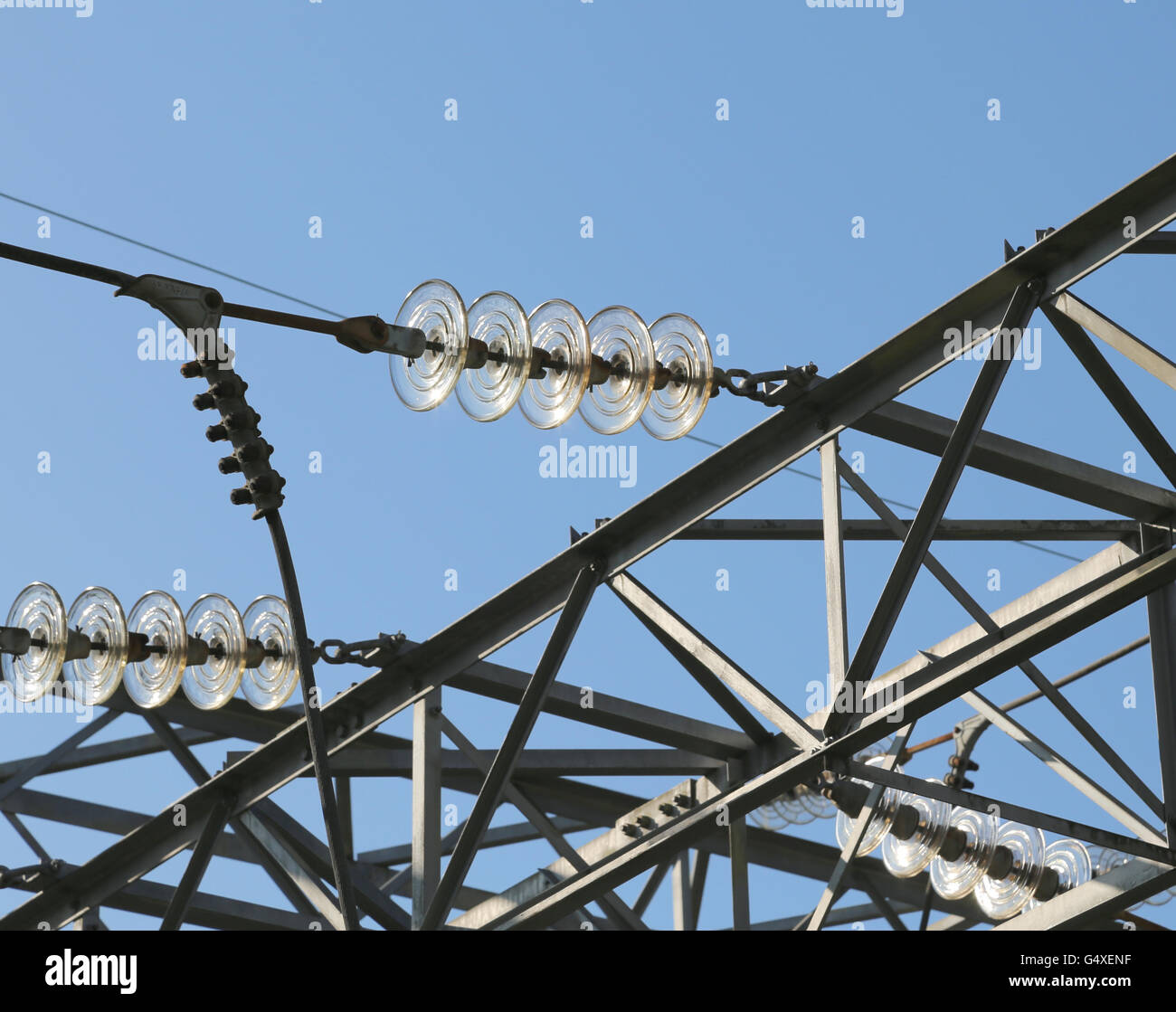 Alto traliccio con cavi elettrici in alluminio di alta tensione per il  trasporto di energia elettrica Foto stock - Alamy