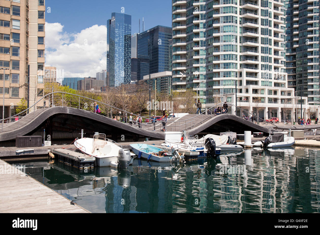 TORONTO - 17 Maggio 2016: Il Toronto Waterfront Wavedecks sono una serie di strutture di legno costruiti sul lungomare di Toro Foto Stock