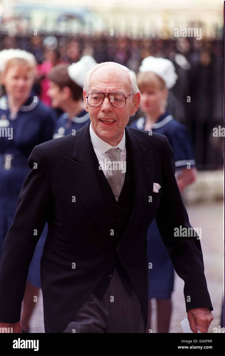 Dennis Thatcher, marito dell'ex primo ministro britannico Lady Margaret Thatcher, a Westminster Abbeyin Londra, per un servizio in occasione del centenario del King Edward VII Hospital for Officers. * 26/06/03 Sir Denis Thatcher morì oggi nel Lister Hospital di Londra, un portavoce della famiglia ha detto che aveva 88 anni. Foto Stock