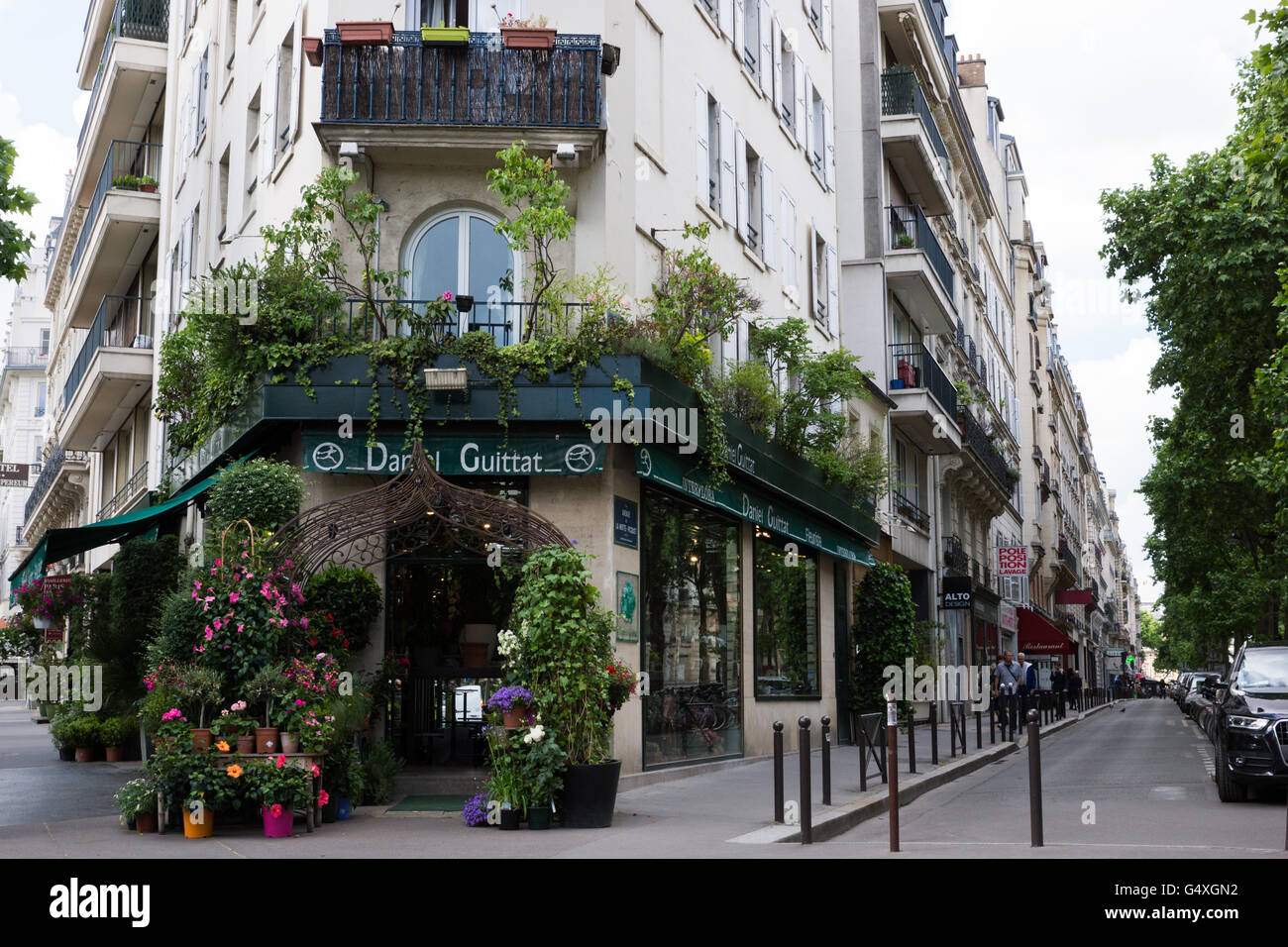 Unico blocco di Parigi con Daniel Guittat Interflora fiorista e appartamenti all'angolo di Boulevard de la Tour-Maubourg, Parigi Francia Foto Stock