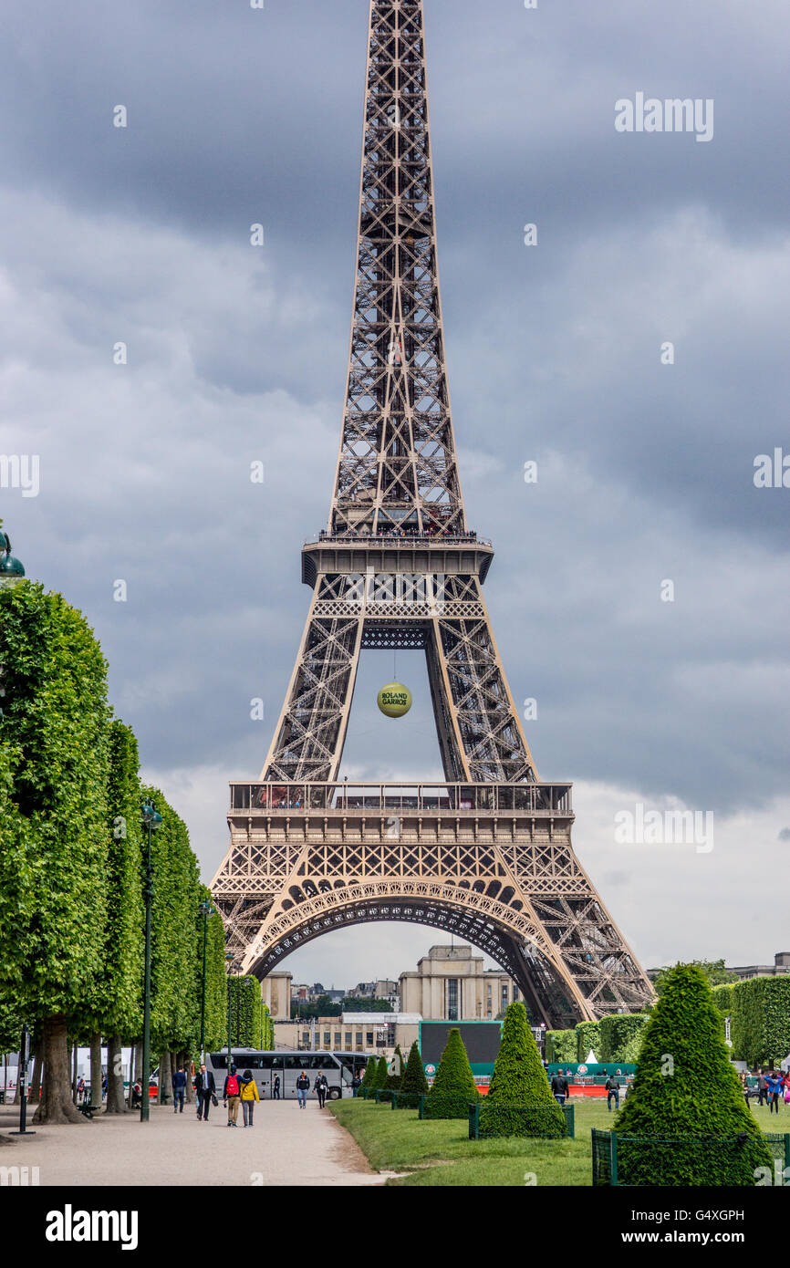 Torre Eiffel al tempo del francese si apre il torneo di tennis Roland Garros, palla da tennis appeso dalla torre Foto Stock