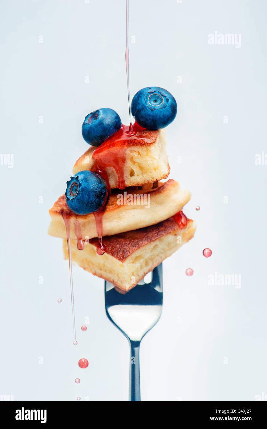 Pancake con mirtilli e sciroppo sulla forcella Foto Stock