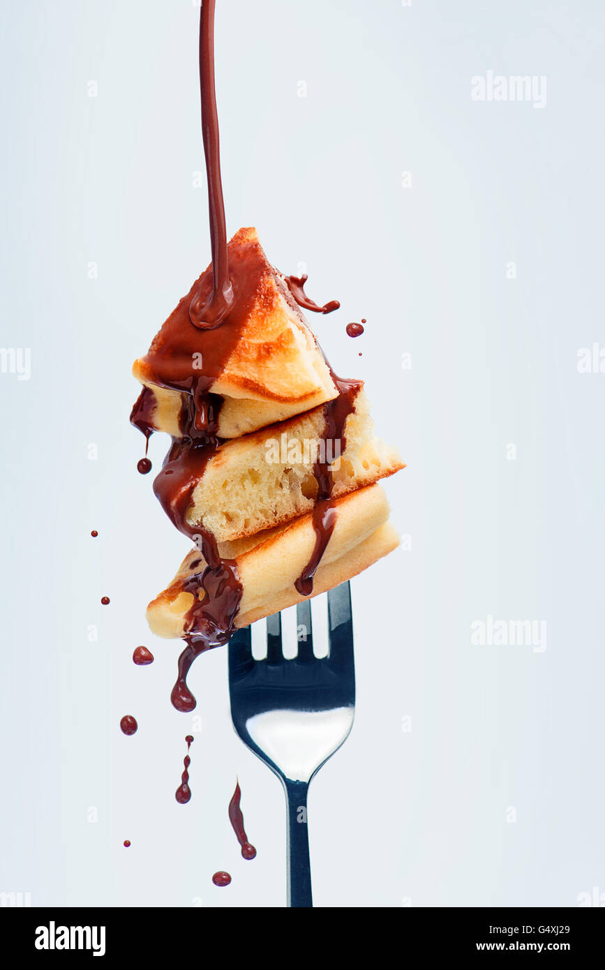 Frittelle con salsa di cioccolato sulla forcella Foto Stock