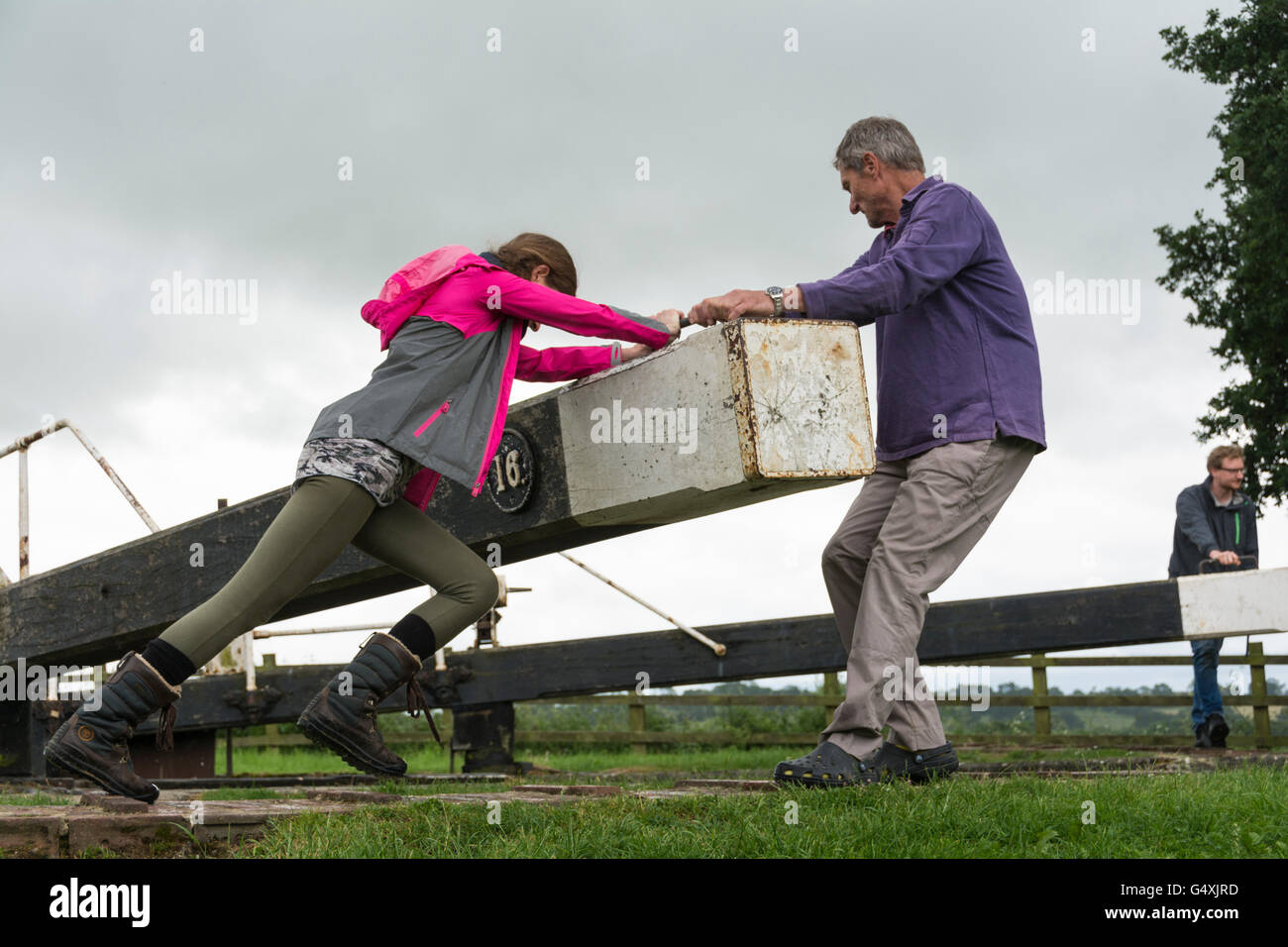 Apertura di un lucchetto sul Kennet & Avon Canal nel Wiltshire, Inghilterra, Regno Unito Foto Stock