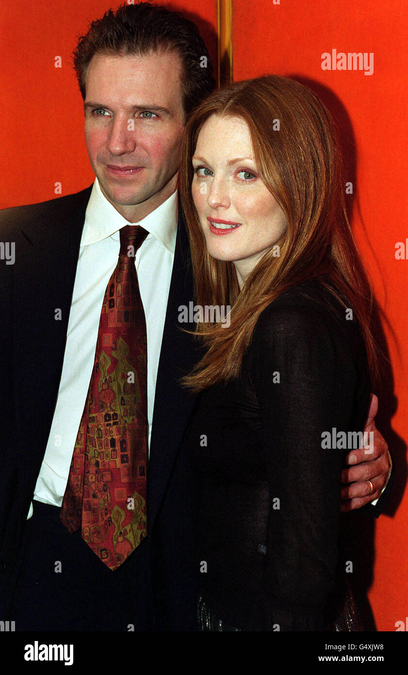 Attori Ralph Fiennes e Julianne Moore prima della premiere del film di celebrità di Neil Jordan 'la fine dell'affare' al Curzon Cinema di Londra. Foto Stock