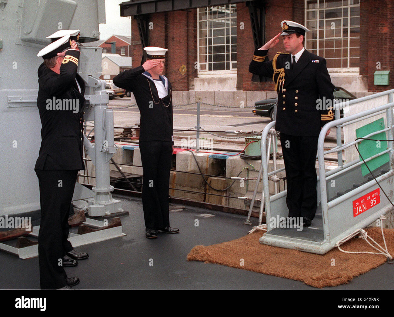 Il Duca di York è salutato come il nuovo comandante della HMS Cottesmore, mentre salì a bordo della nave alla base navale di Porstmouth. Foto Stock