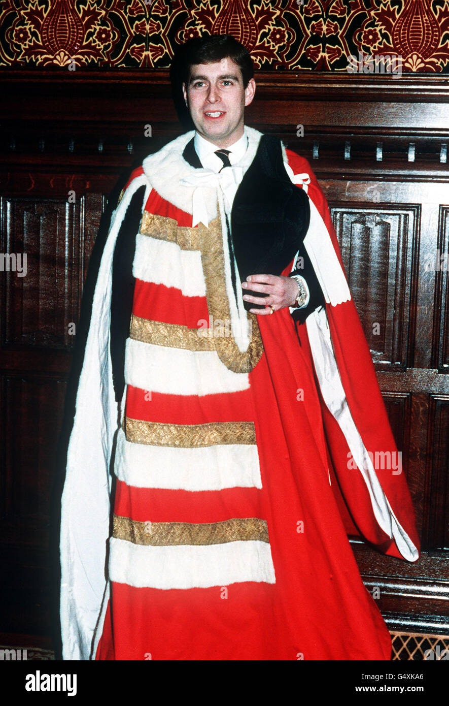 Il Duca di York, indossando le tradizionali vesti di lana rossa e di ermina , nella stanza del Mosè alla Camera dei Lord, prima di entrare nella camera per prendere il suo posto tra i coetanei. Foto Stock