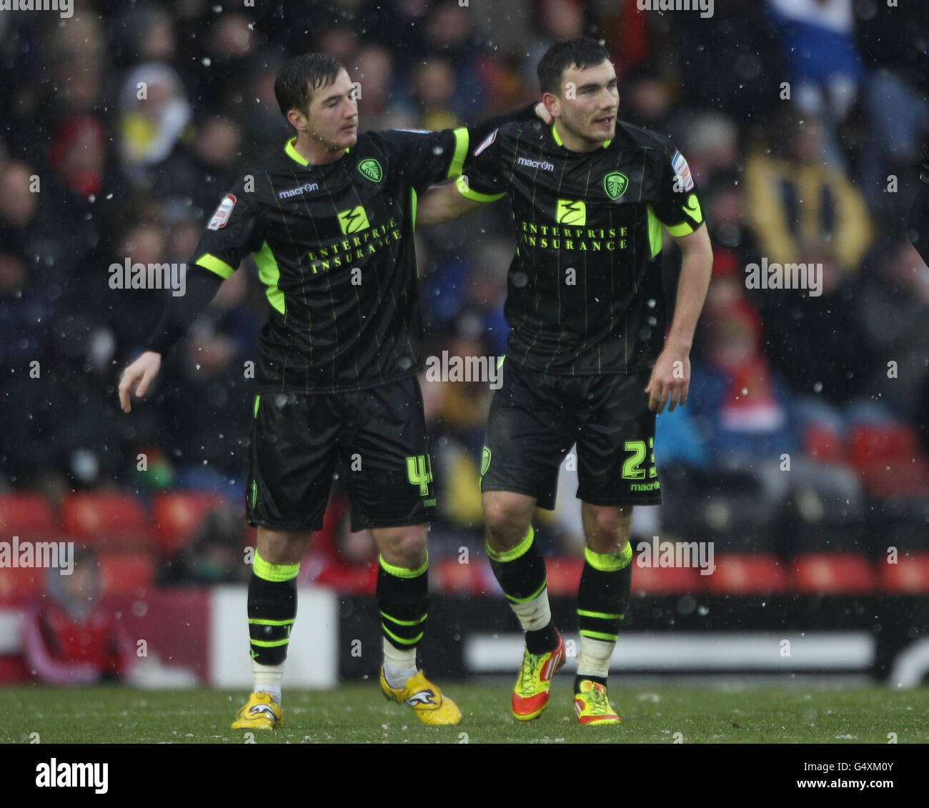 Robert Snodgrass (a destra) di Leeds United celebra l'obiettivo di apertura contro Bristol City con Ross McCormack durante la partita di Champinship della Npower Football League ad Ashton Gate, Bristol. Foto Stock