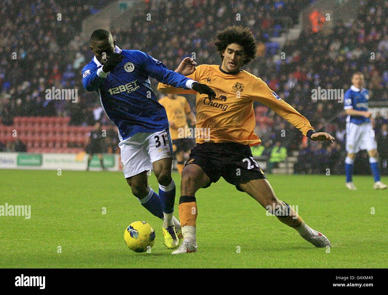 Calcio - Barclays Premier League - Wigan Athletic v Everton - DW Stadium. Maynor Figueroa di Wigan Athletic (a sinistra) e Marouane Fellaini di Everton combattono per la palla Foto Stock