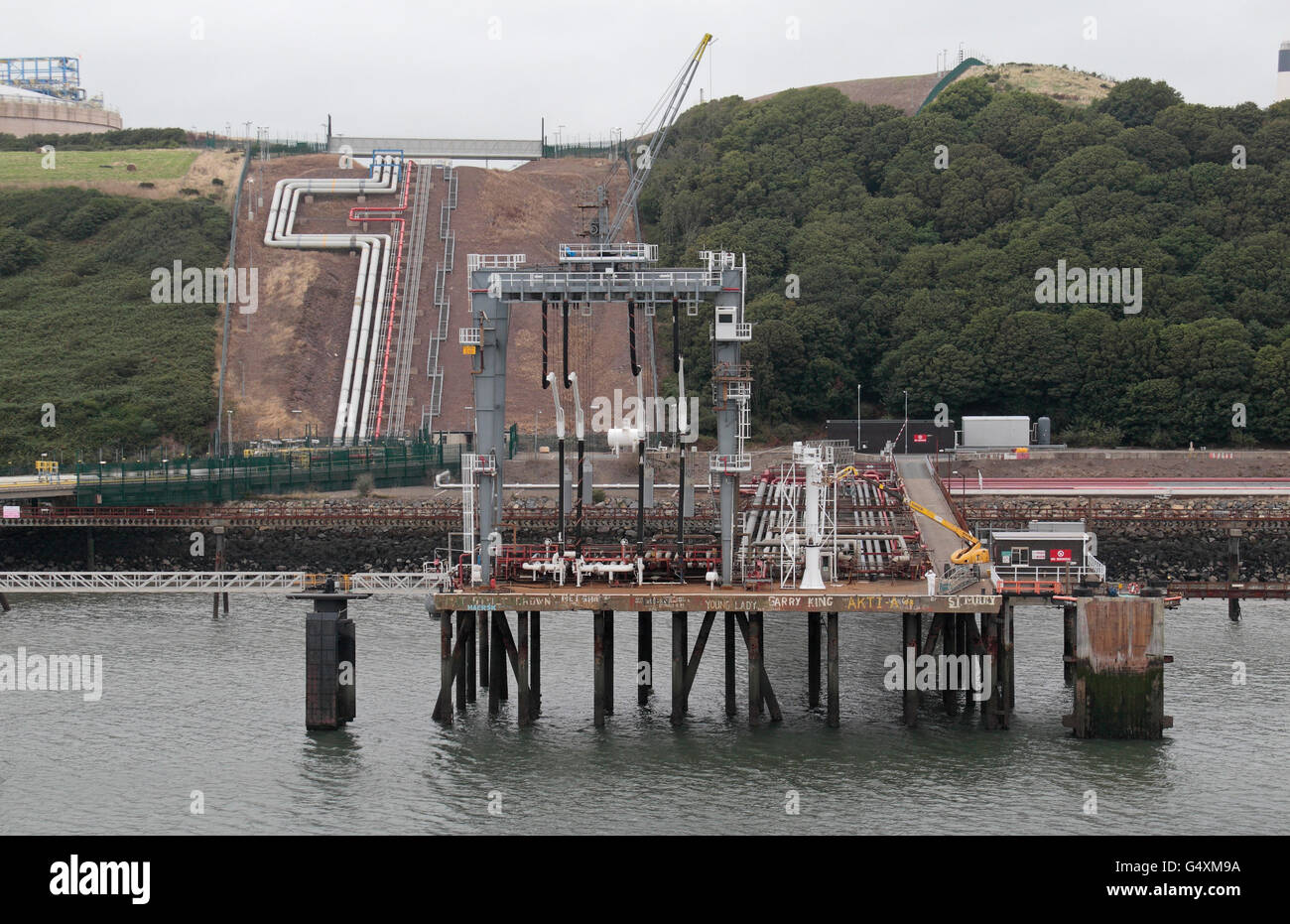 Il Drago del Gas Naturale Liquefatto terminale in Milford Haven, Pembrokshire, Galles. Foto Stock