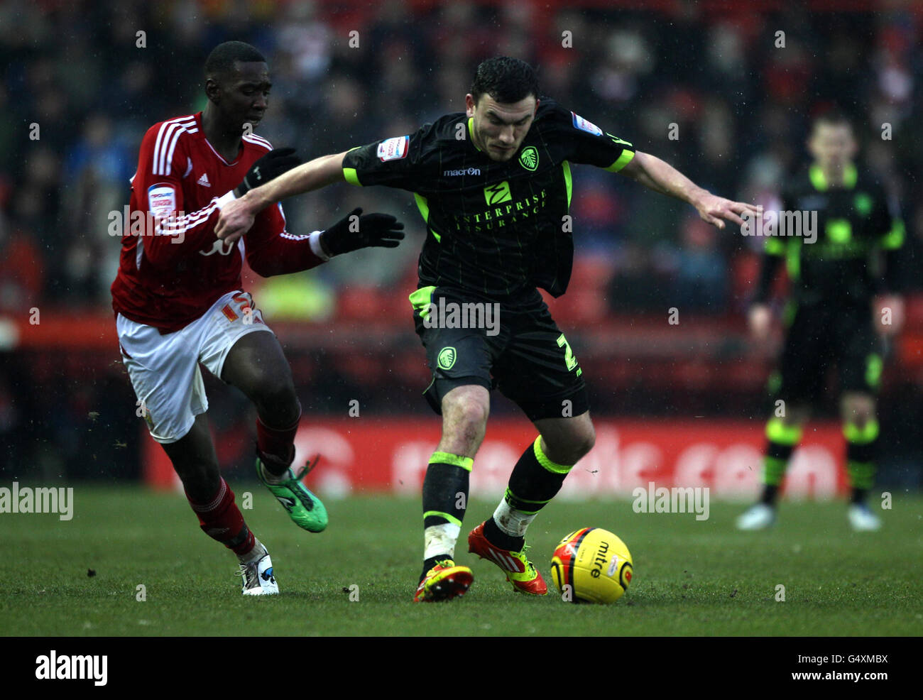Robert Snodgrass di Leeds United affronta una sfida da Yannick Bolasie di Bristol City (a sinistra) durante la partita di Champinship della Npower Football League ad Ashton Gate, Bristol. Foto Stock