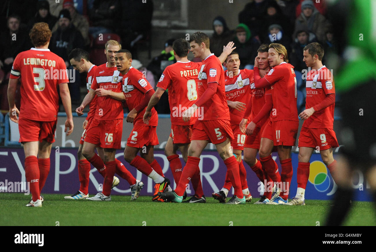 MK Dons Stephen Gleeson (terzo da destra) si congratula con Alan Smith e i compagni di squadra per il suo obiettivo durante la partita della Npower Football League League 1 al Galpharm Stadium di Huddersfield Foto Stock