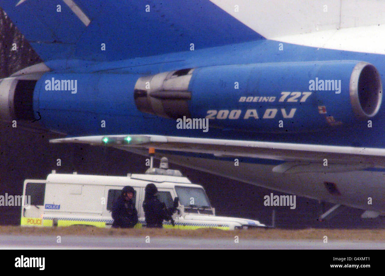 Il dirottato Ariana Airlines Boeing 727 circondato da veicoli di fornitura che effettuano consegne, all'aeroporto di Stansted, dove circa 150 persone, tra cui 21 bambini, sono detenuti da 10 dirottatori che hanno preso il controllo del jet. *.. Su un volo interno in Afghanistan. Foto Stock