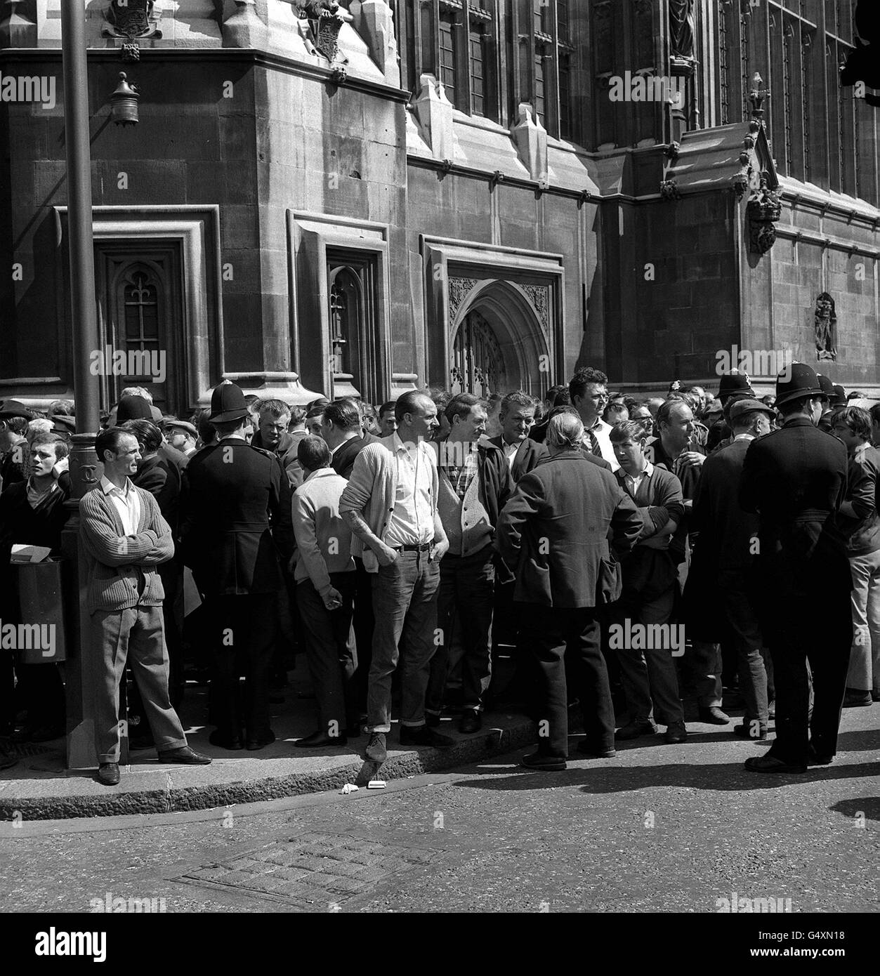 Lavoratori portuali al di fuori del Parlamento di Londra, dopo una marcia da Tower Hill a sostegno di Enoch Powell e della sua posizione anti-immigrazione. I lavoratori portuali hanno votato per dare il loro voto a coloro che hanno espresso la cosiddetta "politica cieca dell'immigrazione illimitata". *'. . .imposto a noi e anche alla nostra libertà di parola." Foto Stock