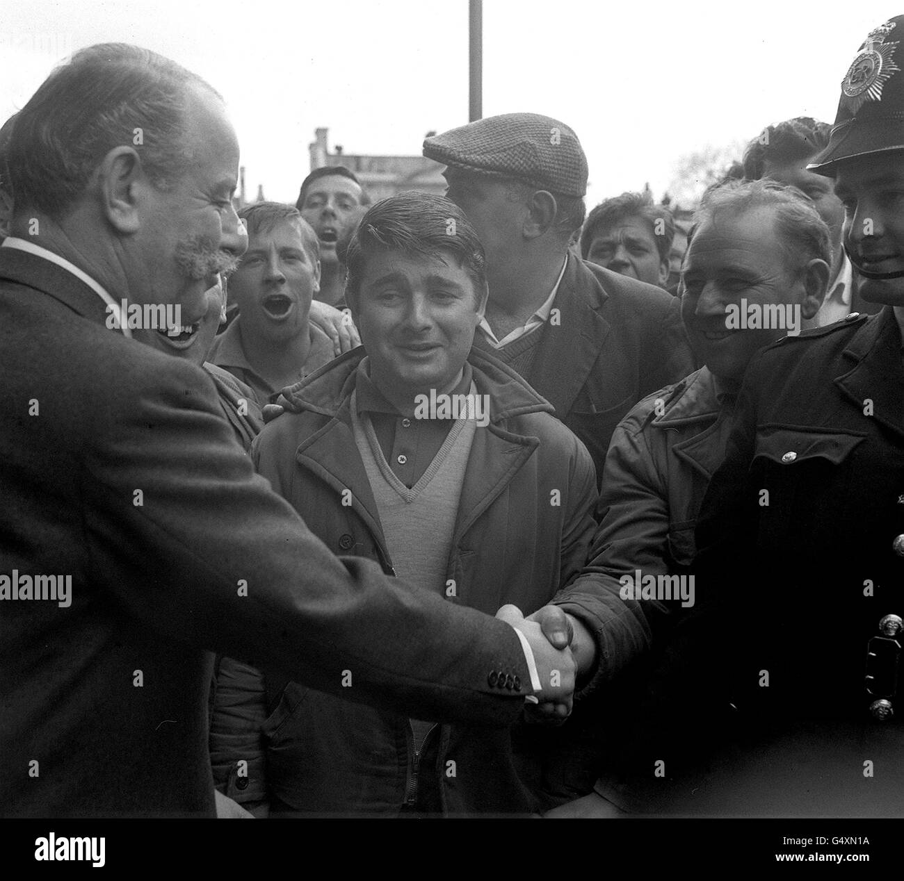 Sir Gerald Nabarro, deputato di Tory per il Worcestershire South, stringe le mani con alcuni dei 300 lavoratori del molo dell'East End che sono venuti nelle Camere del Parlamento a sostegno di Enoch Powell. I portuali sono arrivati poche ore prima della seconda lettura della legge sulle relazioni di corsa. *i portieri hanno causato una scena senza precedenti nella lobby centrale dei Comuni quando hanno salutato Sir Gerald Nabarro per il suo sostegno pubblico a Enoch Powell e alla questione anti-immigrazione. Foto Stock