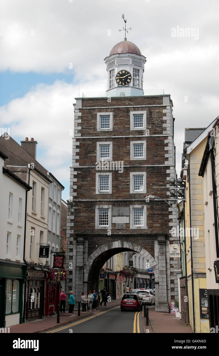 La gate di Clock Tower a Youghal, Co. Cork, Irlanda (Eire) era la città il carcere e la pubblica forca, . Foto Stock