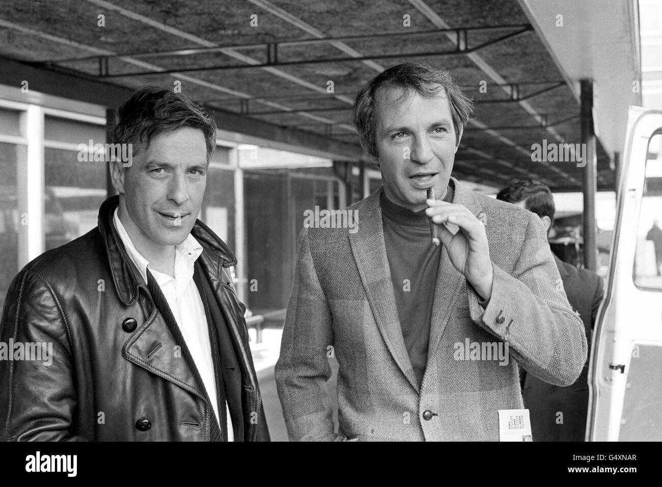 Gli attori americani John Cassavetes (a sinistra) e ben Gazzara, all'aeroporto di Heathrow, Londra. Gli attori devono girare sequenze di location per il loro nuovo film 'mariti'. Foto Stock