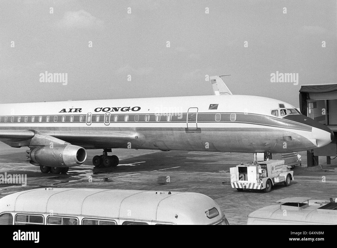 Un aereo di linea Air Congo Douglas DC-8 passeggeri attraccato a Londra Aeroporto di Heathrow Foto Stock