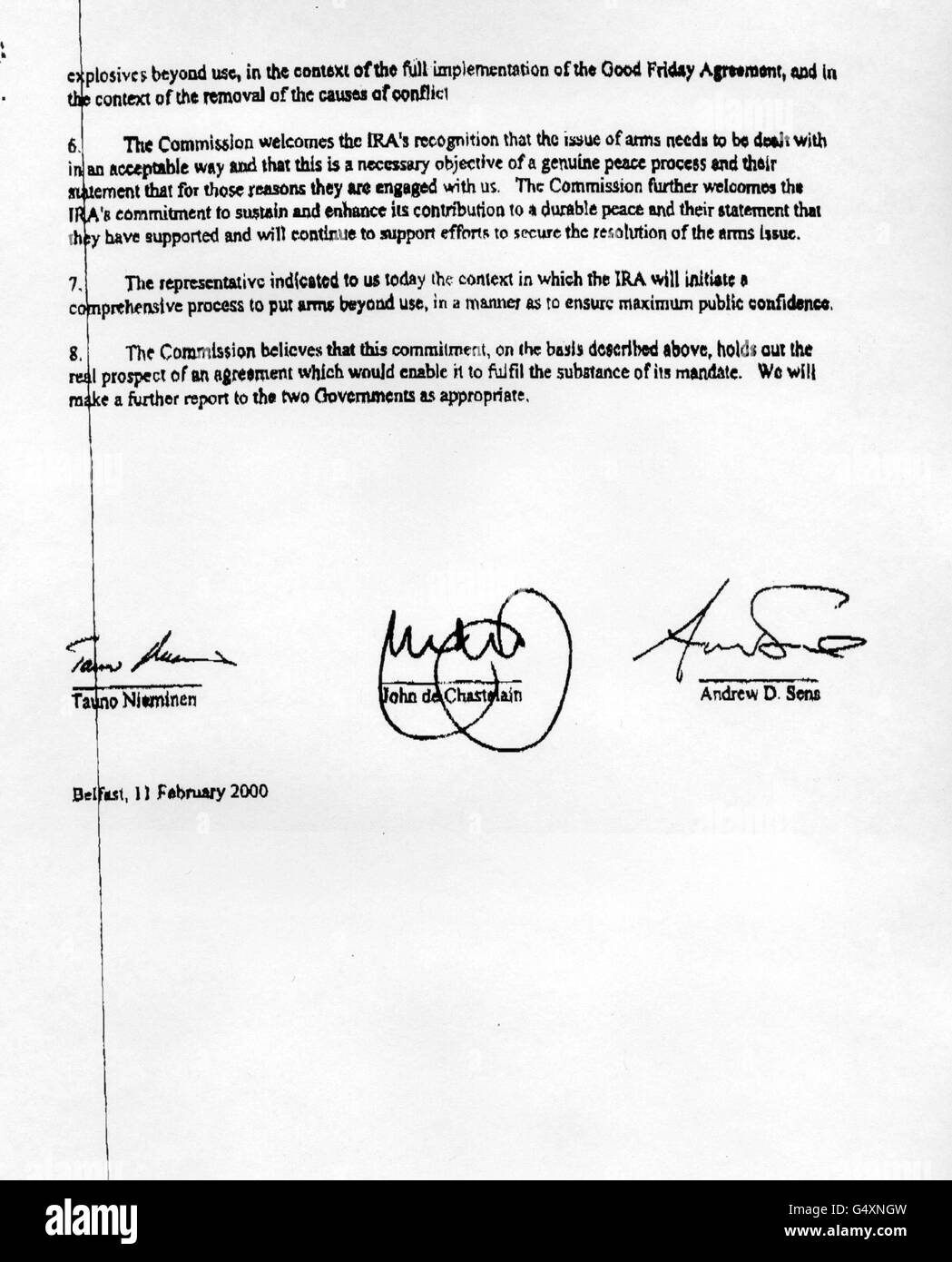 La seconda relazione del generale John de Chastelain, presentata ai governamenti britannici e irlandesi, afferma che l'IRA non ha fornito informazioni su quando inizierà lo smantellamento. * il Segretario dell'Irlanda del Nord Peter Mandelson ha sospeso l'esecutivo della Provincia di condivisione del potere di nove settimane, nonostante un'offerta dell'ultimo minuto di Sinn Fein per continuare a farlo. Foto Stock