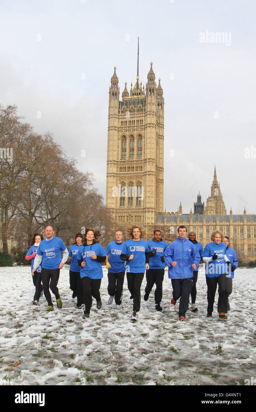 Sally Gunnell, medaglia d'oro alle Olimpiadi, ispira i membri del gruppo di corsa nel centro di Londra a partecipare a una nuova campagna Sport England sponsorizzata dalla compagnia di crociera Royal Caribbean International. Foto Stock