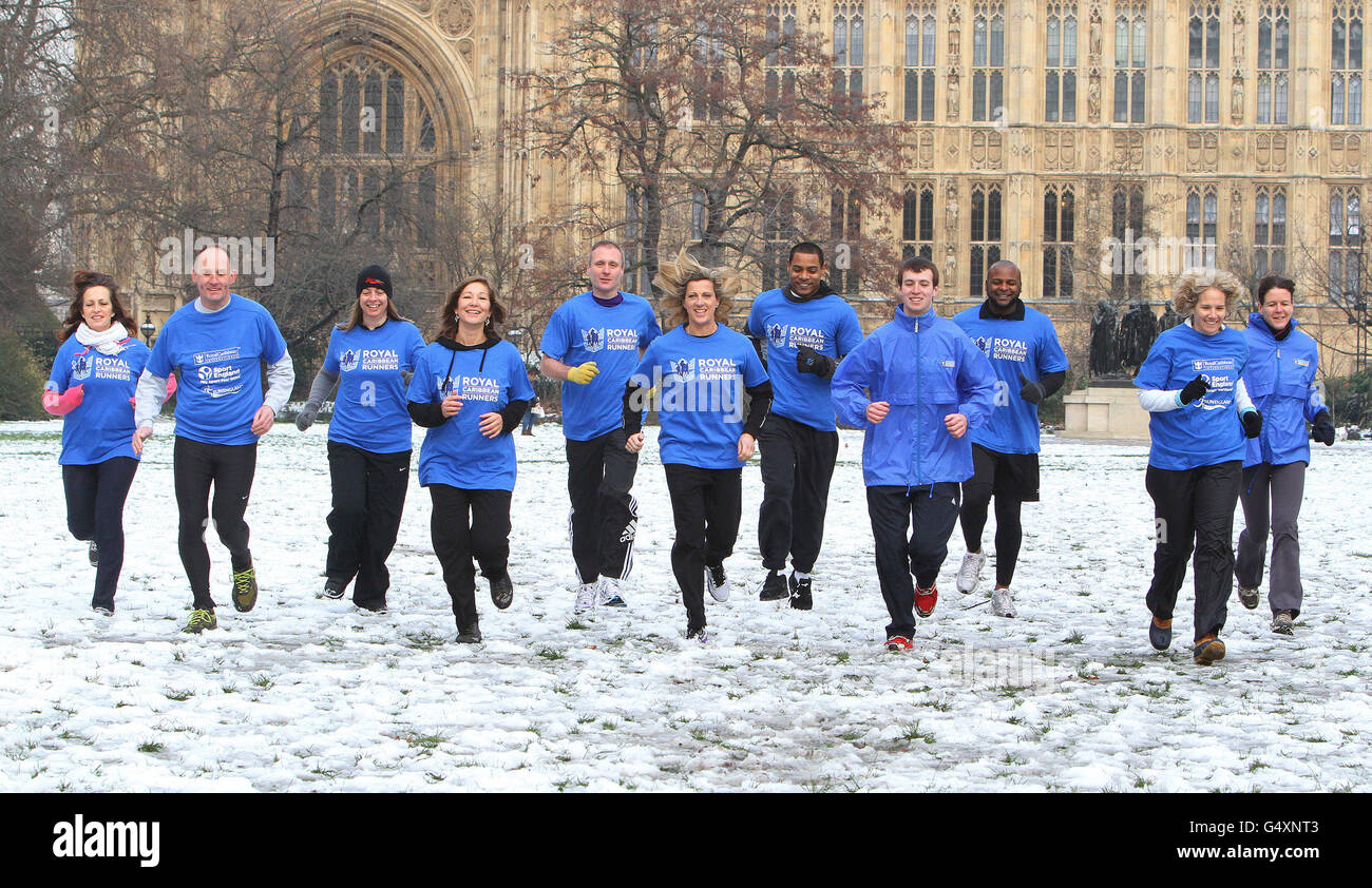 Sally Gunnell, medaglia d'oro alle Olimpiadi, ispira i membri del gruppo di corsa nel centro di Londra a partecipare a una nuova campagna Sport England sponsorizzata dalla compagnia di crociera Royal Caribbean International. Foto Stock