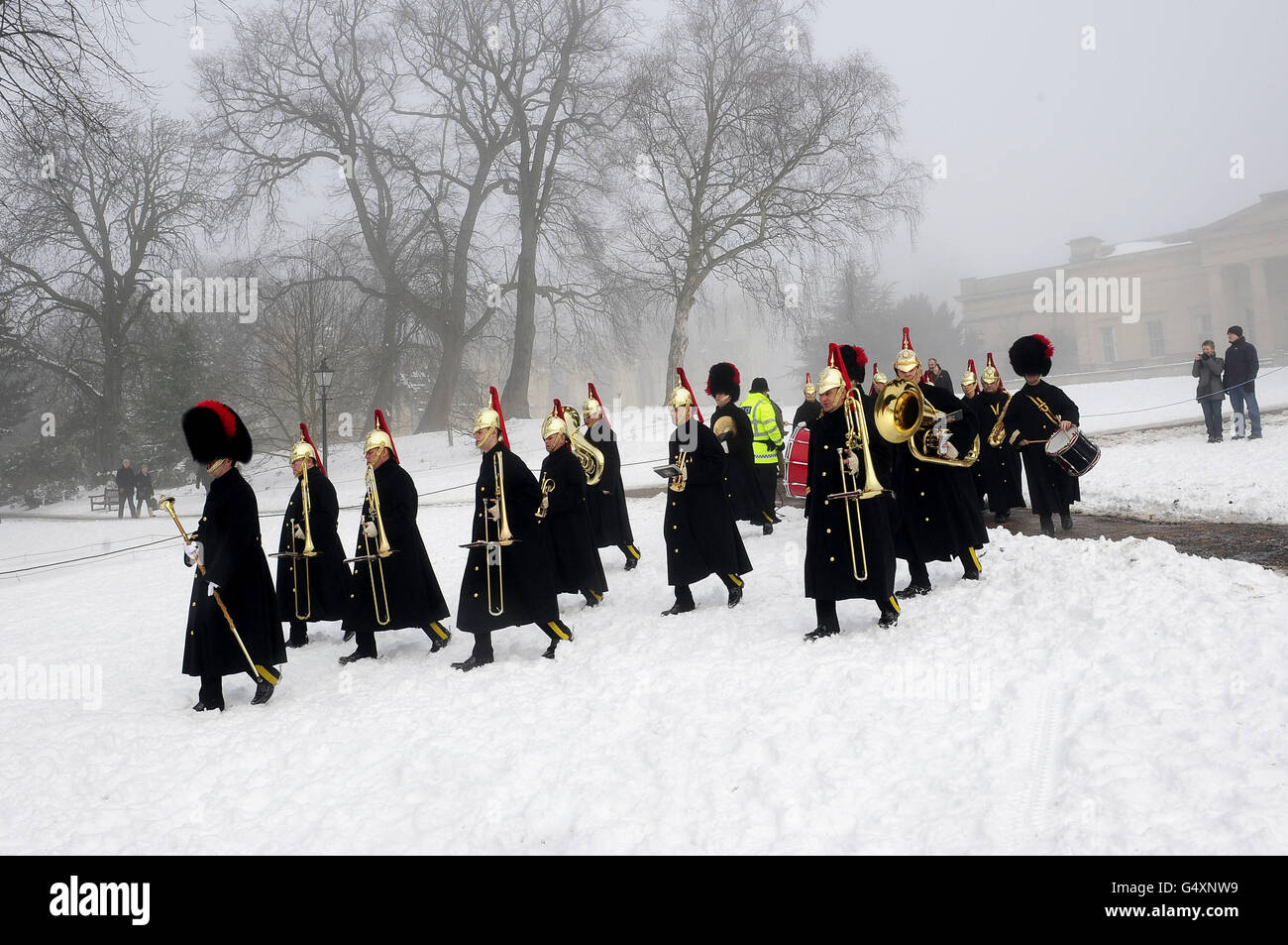 La Heavy Cavallry e la Cambrai Band, con sede a Catterick, marzo durante un Royal Salute da 21 cannoni dei Museum Gardens di York, per celebrare il 60° anniversario dell'adesione della Regina al trono. Foto Stock