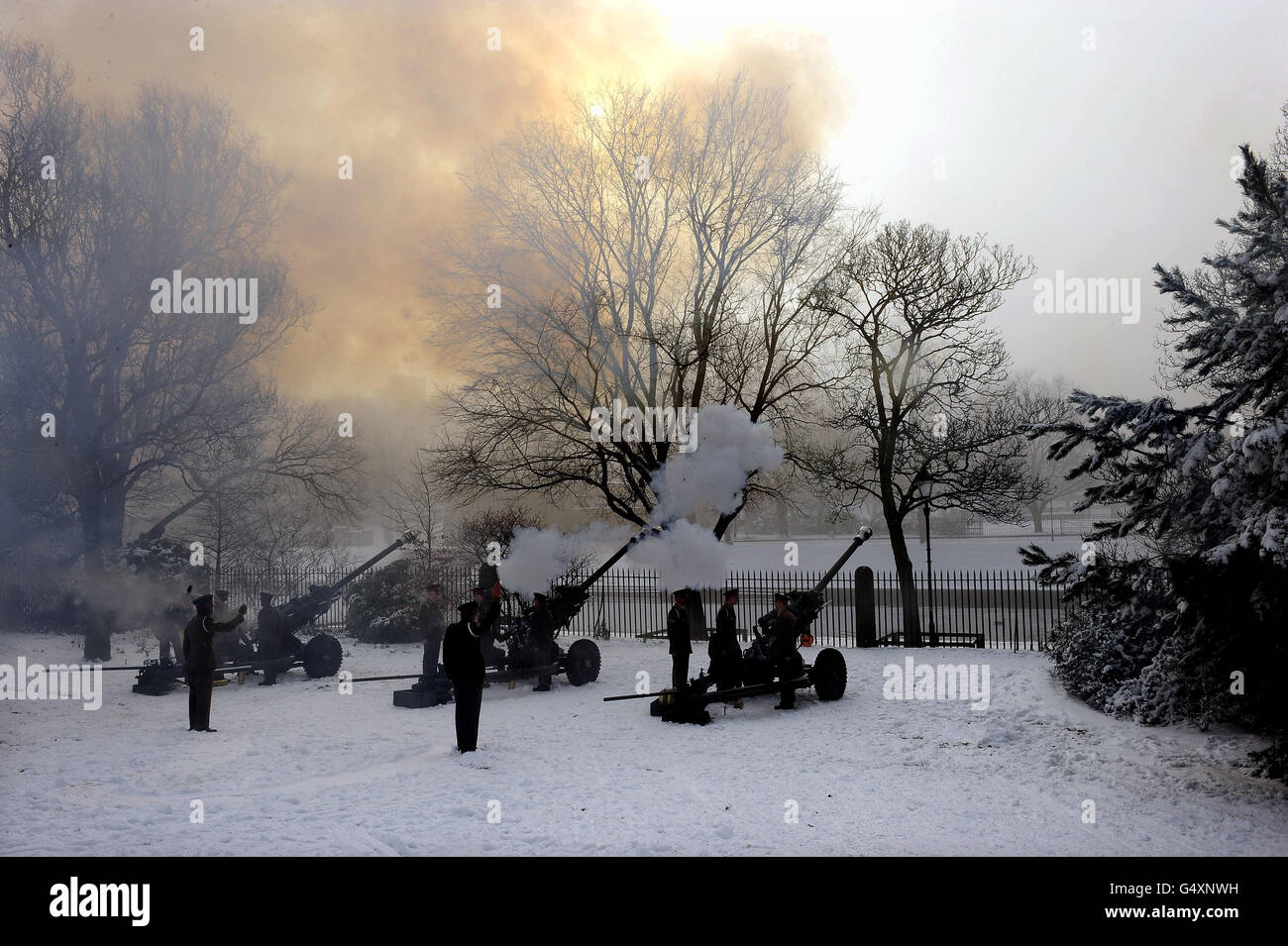 Un 21 pistola saluto per segnare il 60 ° anniversario adesione al trono di HM la Regina è licenziato da soldati di 35 batteria, 39 Regiment Royal Artillery nei Giardini del Museo, York oggi, che è stato ancora coperto di neve a seguito del recente severo tempo invernale. Foto Stock