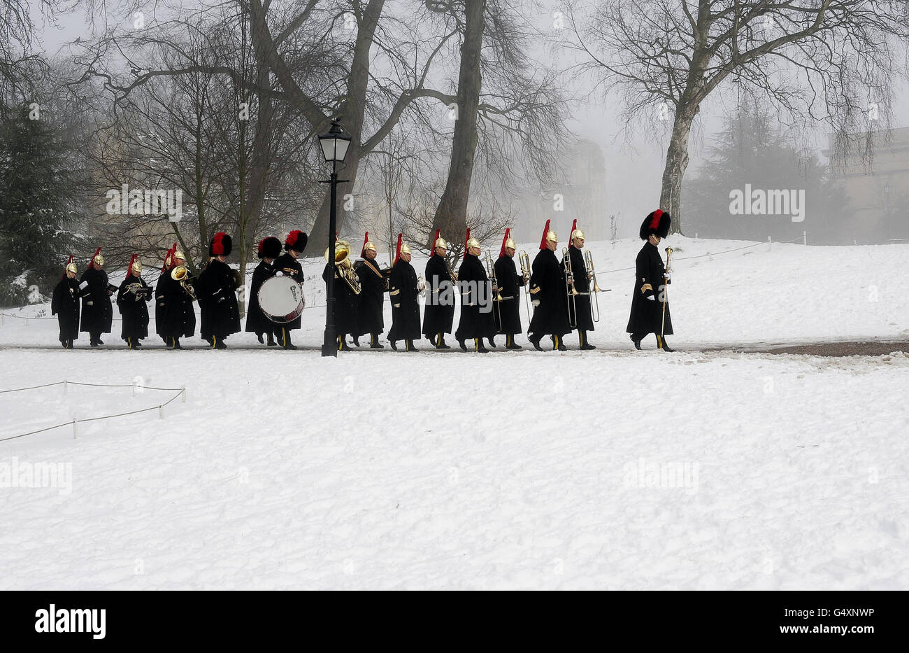 La Heavy Cavallry e la Cambrai Band, con sede a Catterick, marzo durante un Royal Salute da 21 cannoni dei Museum Gardens di York, per celebrare il 60° anniversario dell'adesione della Regina al trono. Foto Stock