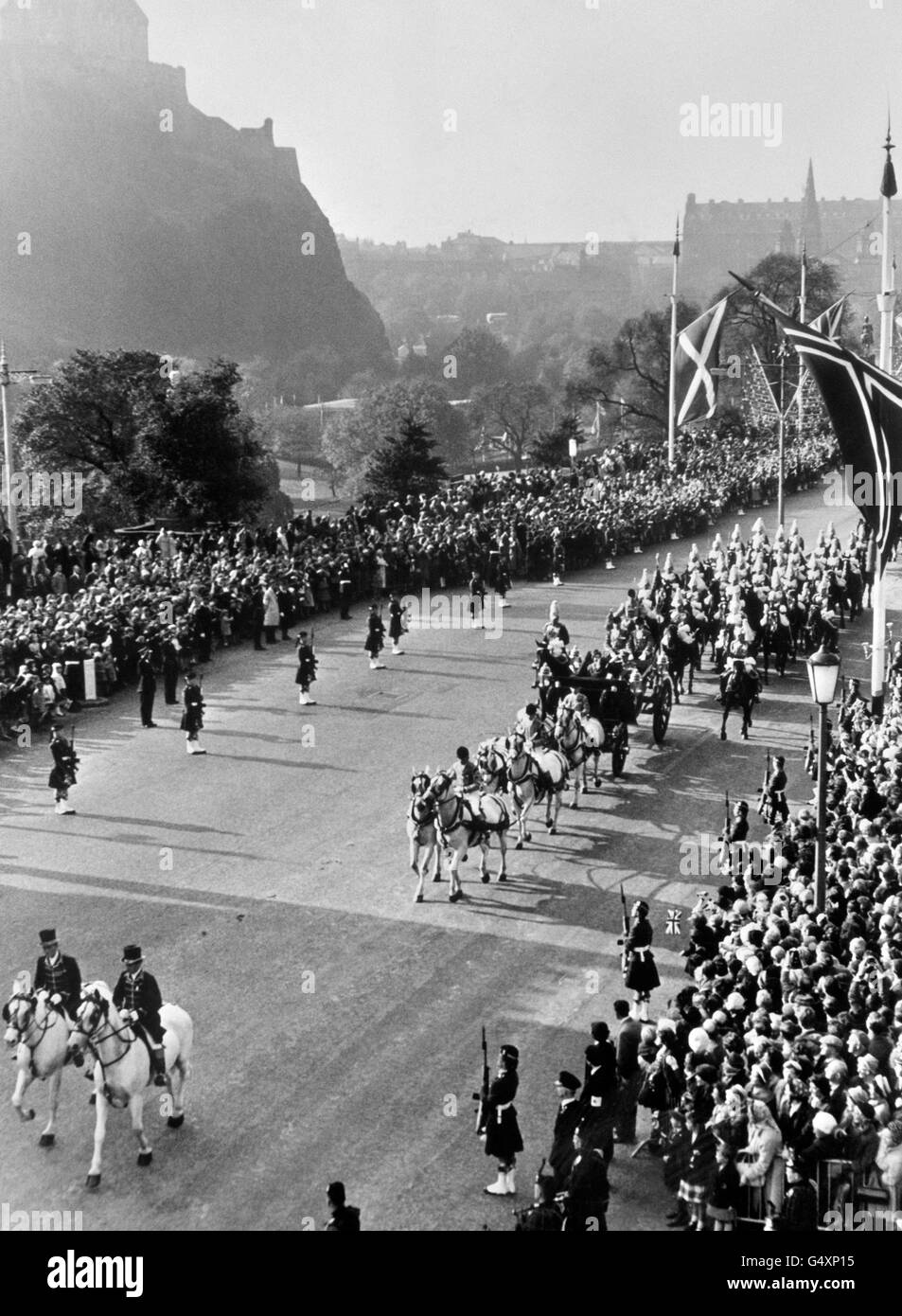 Re Olav di Norvegia, accompagnato dalla regina Elisabetta II e dal duca di Edimburgo, guida in una carrozza aperta con un'Escort del Sovrano della Cavalleria domestica attraverso Princes Street, fiancheggiata dalla folla, Edimburgo, all'inizio della sua visita di Stato di tre giorni in Scozia. Foto Stock