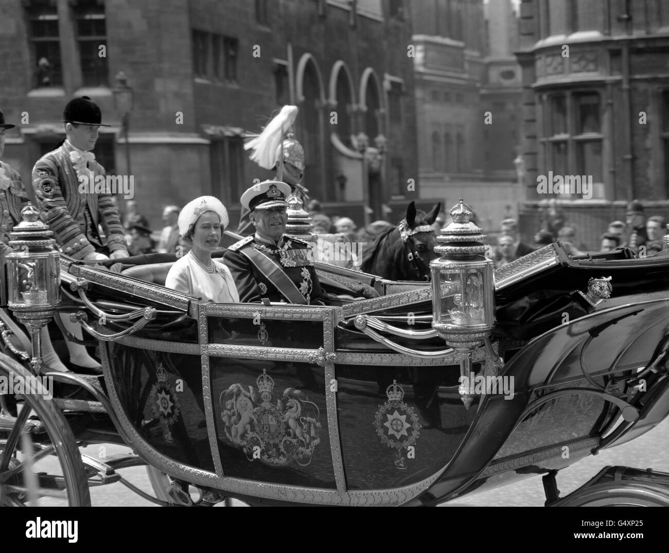 La regina Elisabetta II e il re Paolo degli Hellenes a Piazza del Parlamento mentre guidavano in un carro aperto dalla stazione di Victoria a Buckingham Palace Foto Stock