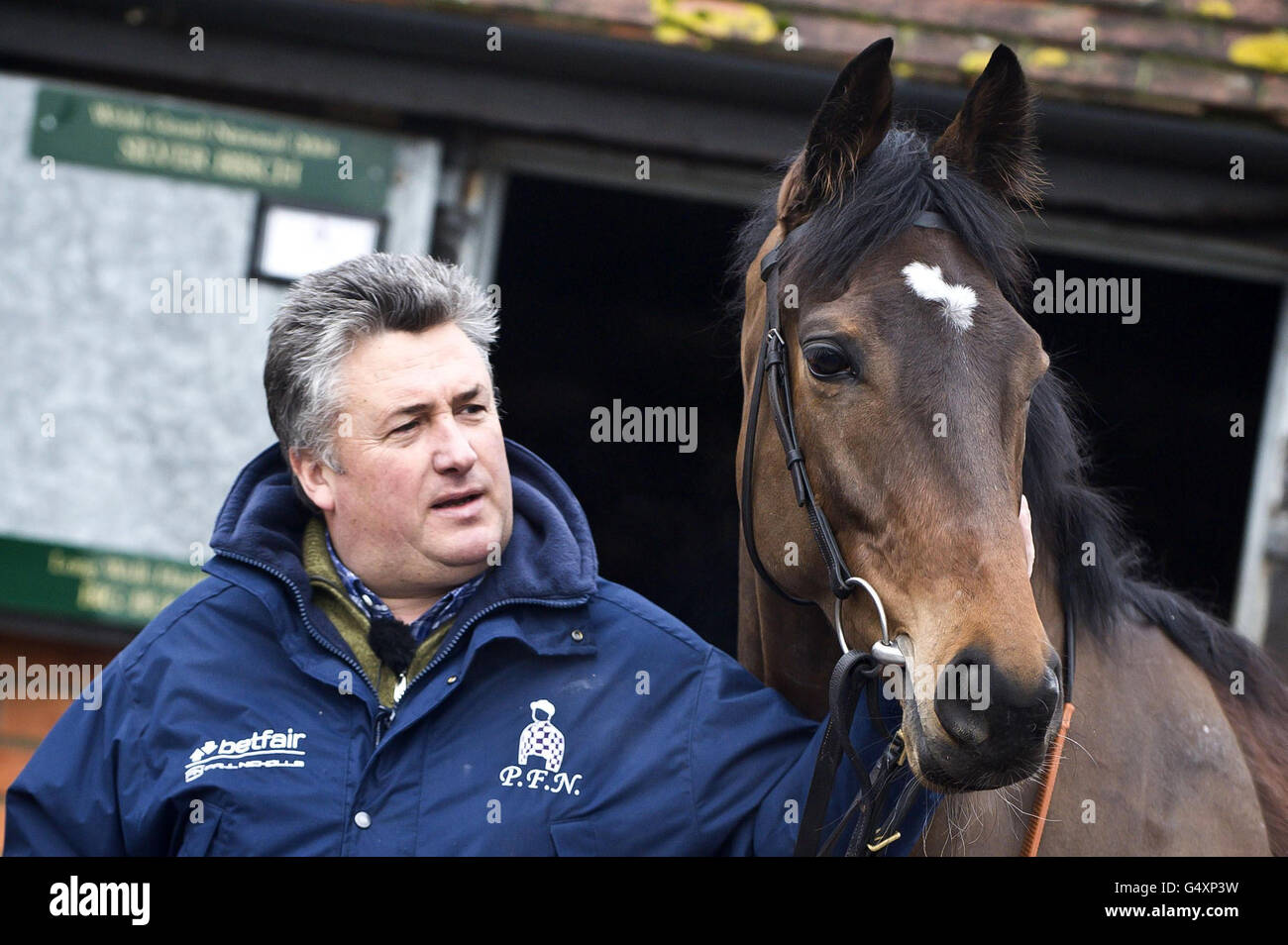 L'allenatore Paul Nicholls con Zarkandar durante la visita alle scuderie Paul Nicholls presso la Manor Farm di Ditcheat. Foto Stock