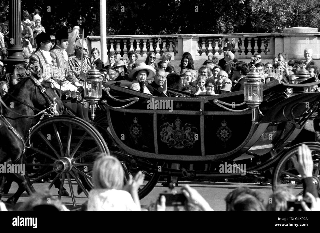 La regina Elisabetta II e l'imperatore Hirohito del Giappone guidano in una carrozza aperta a Buckingham Palace, all'inizio della sua visita di Stato in Gran Bretagna. Foto Stock