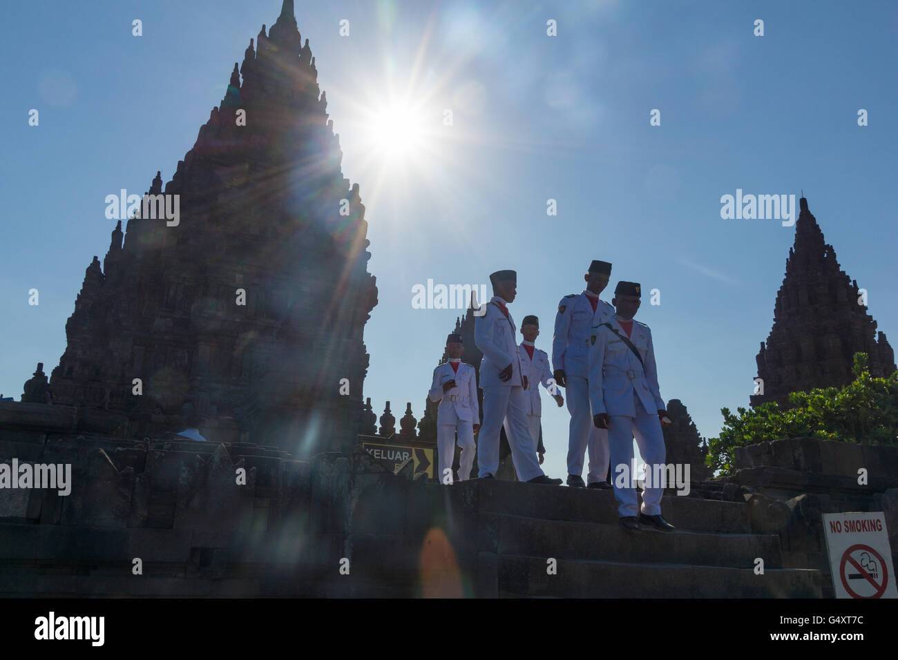 Indonesia, Java, Yogyakarta, uomini in bianco uniforme nella parte anteriore del complesso tempio di Prambanan Foto Stock