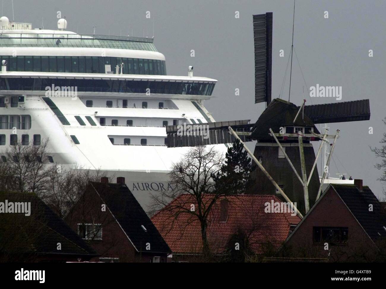 Il nuovo Super Liner di P&o l'Aurora da 200 milioni e 76,000 tonnellate, lasciando il Meyer Werft Yard a Papenburg, Germania del nord, per essere fatto scendere lungo il fiume EMS per iniziare le prove in mare. Foto Stock
