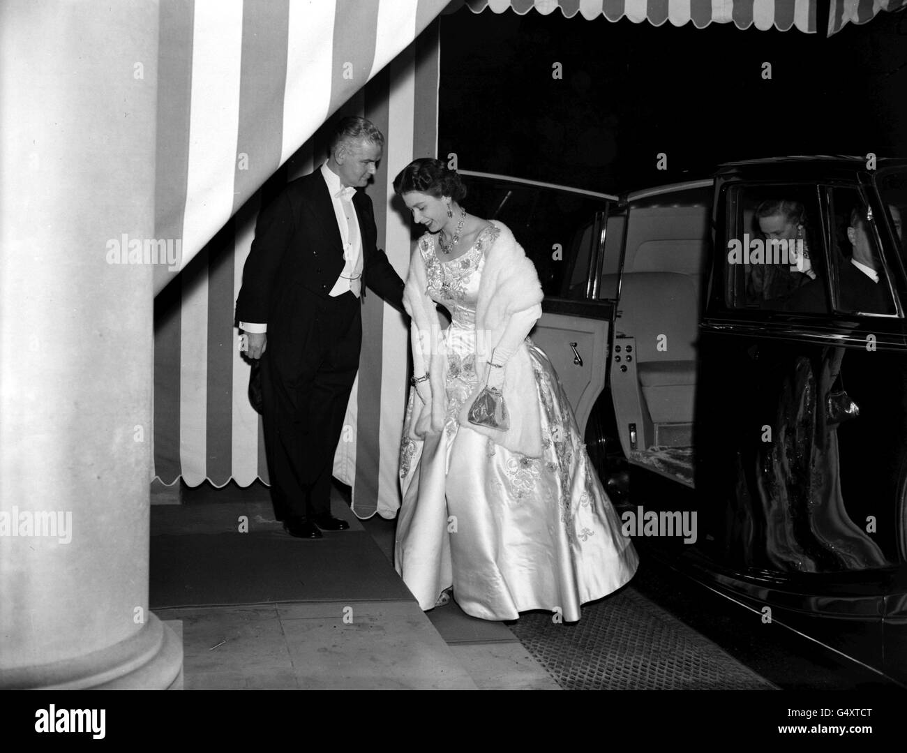 La Regina Elisabetta II arriva a Winfield House, la residenza dell'Ambasciatore americano a Regent's Park, Londra, per partecipare a una cena del giorno del Ringraziamento offerta dal Vicepresidente americano Richard Nixon. Foto Stock