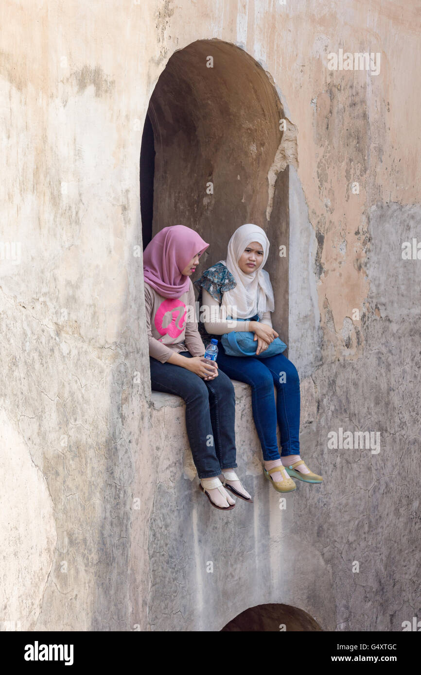 Indonesia, Java, Yogyakarta, musulmani in seduta la moschea Sumur Gumuling Foto Stock