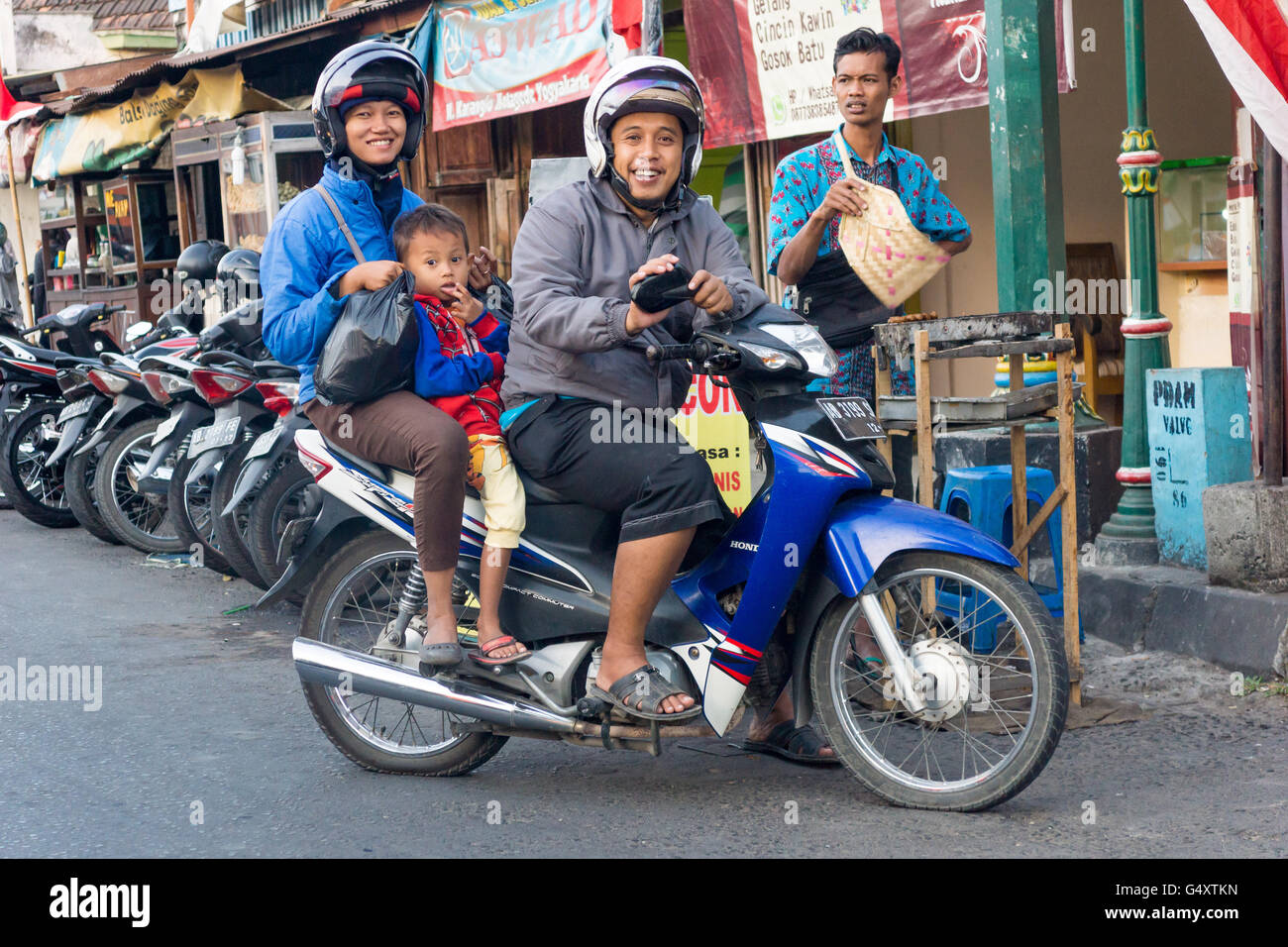 Indonesia, Java, Yogyakarta, scena di strada - famiglia su uno scooter Foto Stock