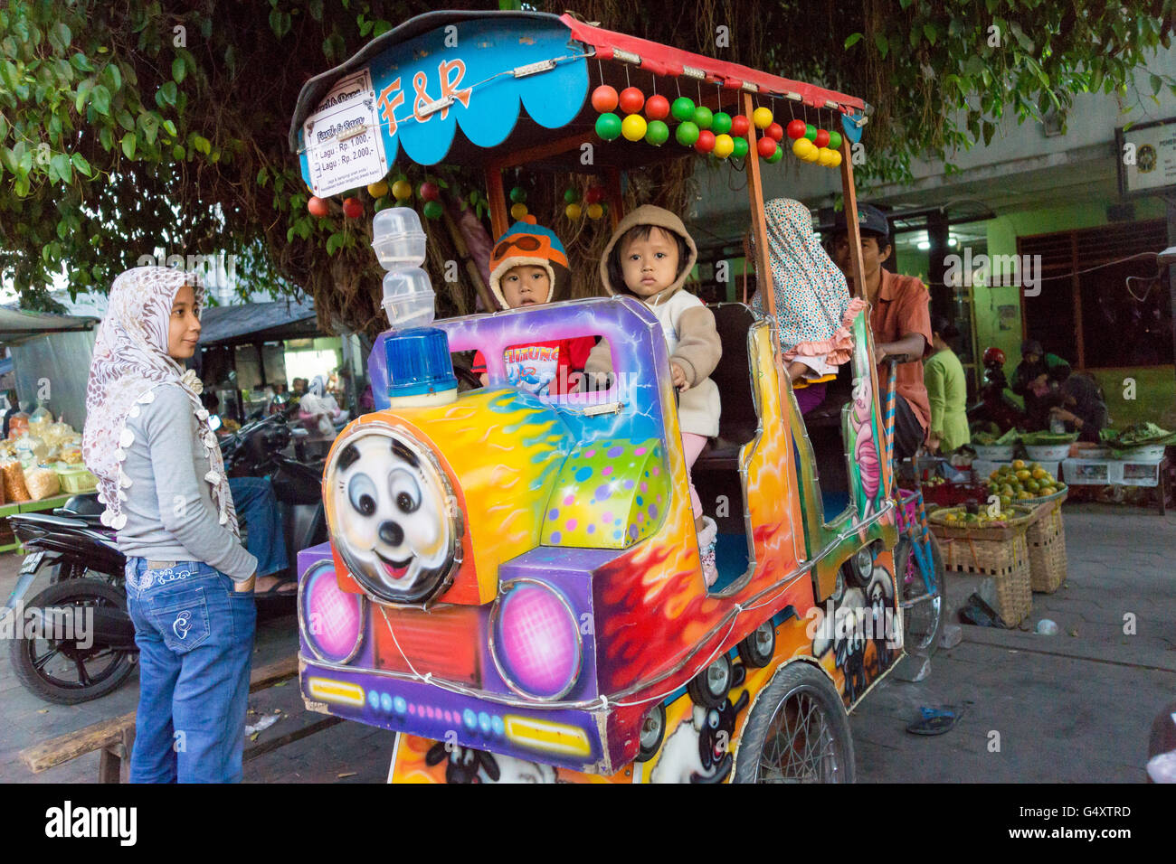 Indonesia, Java, Yogyakarta, Scena di strada - ferrovia per bambini Foto Stock