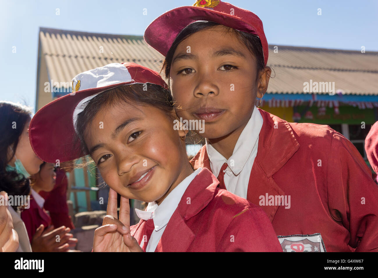 Indonesia, Java, Probolinggo, la scuola dei bambini in rosso uniforme Foto Stock