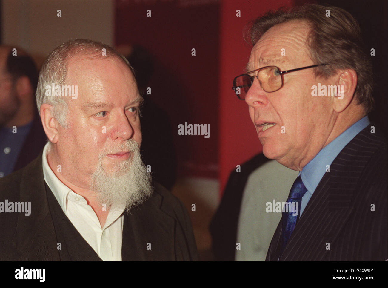 L'artista Peter Blake parla con Lord Snowdon alla mostra "Photographs by Snowdon, UNA retrospettiva" dell'opera di Lord Snowdon alla National Portrait Gallery di Londra. Foto Stock