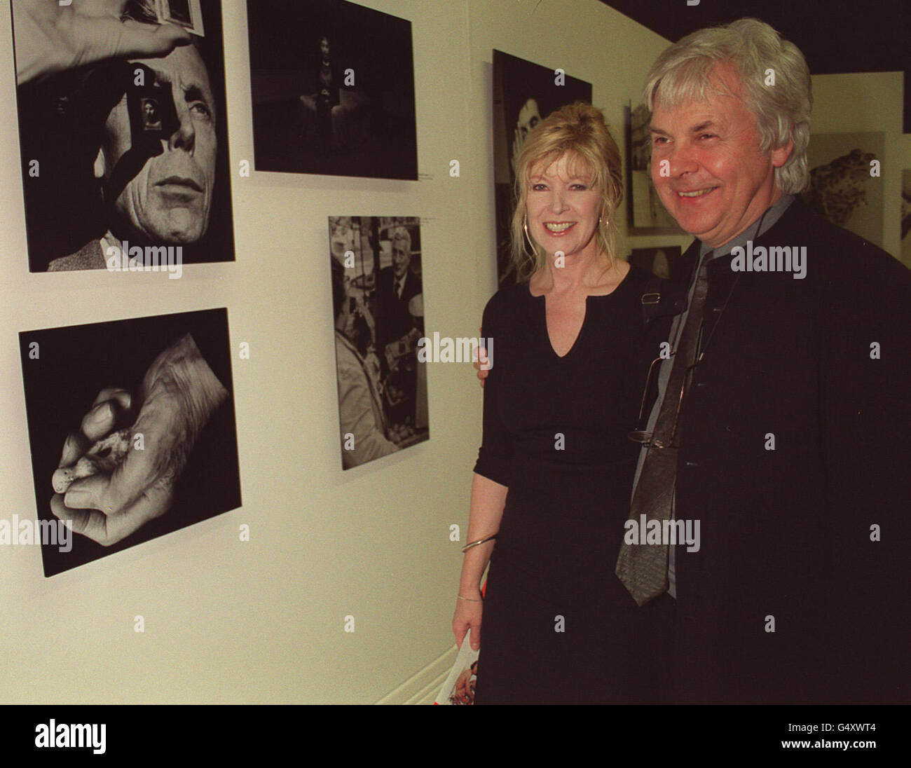 Julia Somerville e suo marito Jeremy Dixon, alla mostra 'Fotografie di Snowdon, Una retrospettiva' dell'opera di Lord Snowdon alla National Portrait Gallery di Londra. * Jeremy Dixon è uno dei tre architetti responsabili della riqualificazione della Royal Opera House. Foto Stock