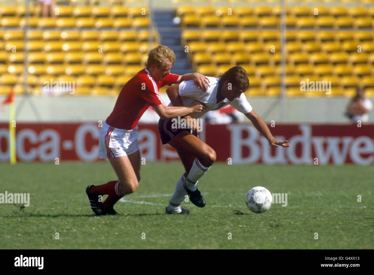 Calcio - Coppa del mondo FIFA Messico 1986 - Gruppo F - Inghilterra / Polonia - Universitario Stadium. Glenn Hoddle, in Inghilterra, tiene fuori il Waldemar Matysik (l) della Polonia. Foto Stock