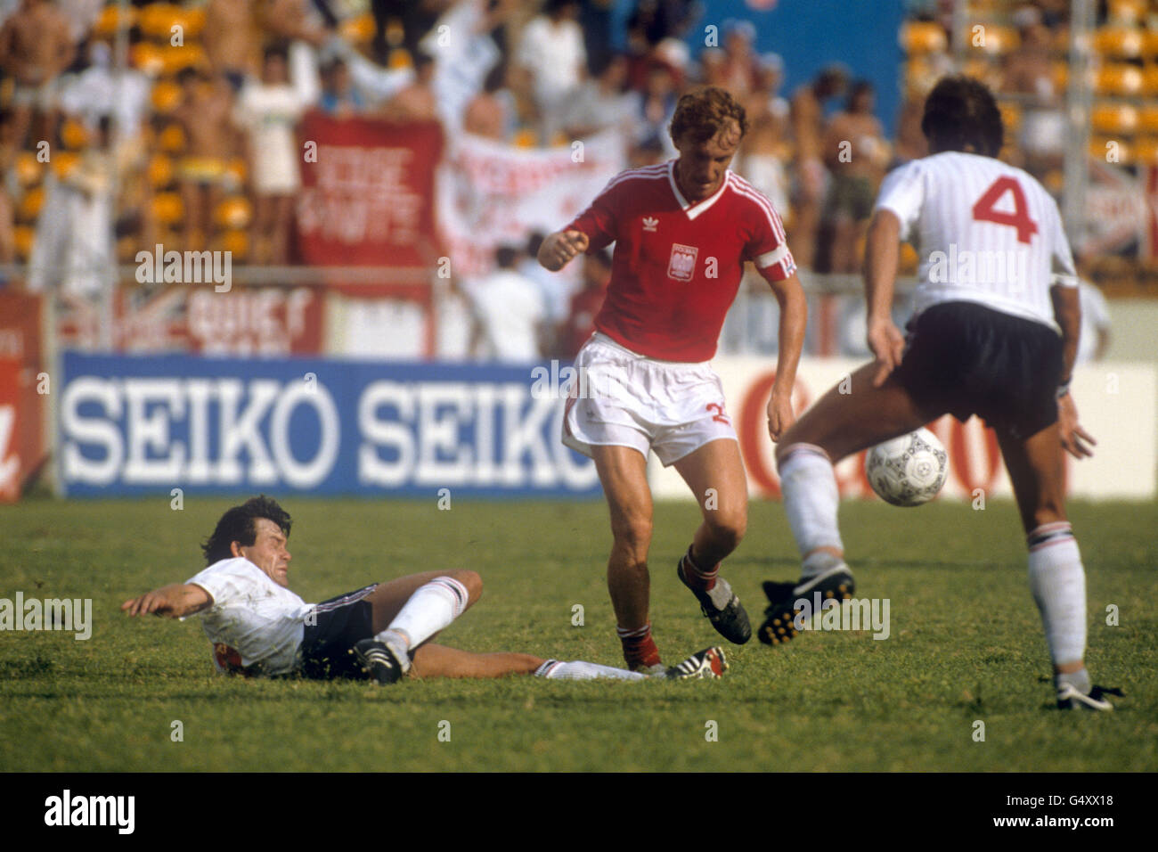 L'inglese Steve Hodge cerca di affrontare il polacco Zbigniew Boniek. Foto Stock