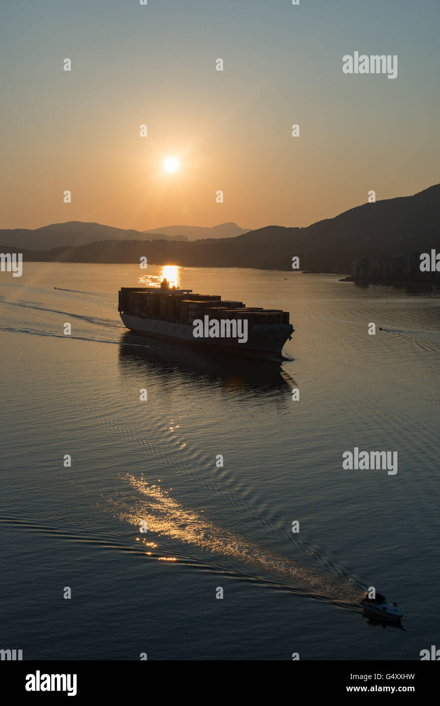 Canada, British Columbia, Vancouver, contenitore di nave nella luce della sera vicino a Vancouver Foto Stock