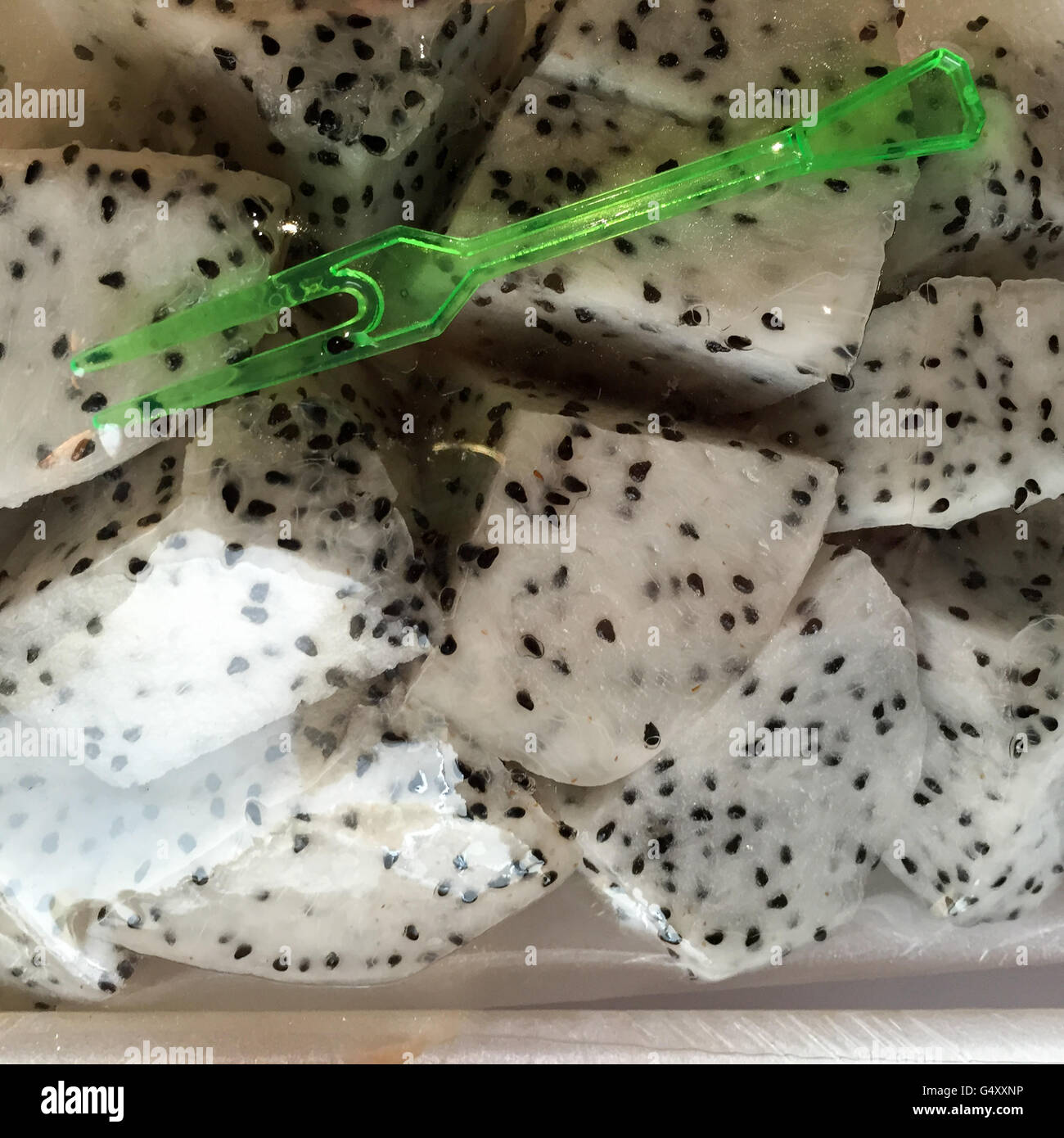 Thailandia, Tailandia centrale di Bangkok, dragon frutto come spuntino appena avvolto con verde Forca in plastica Foto Stock