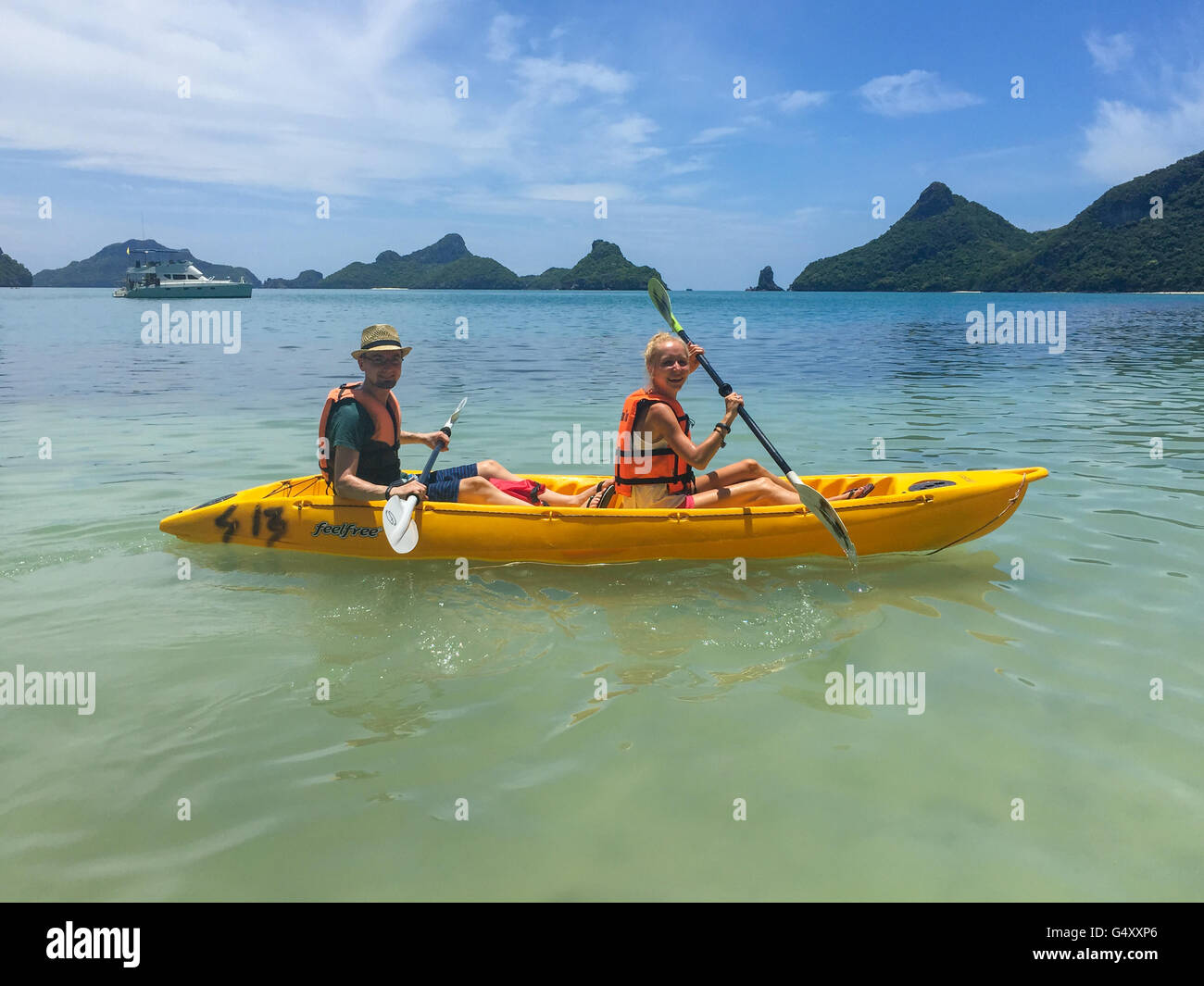 Thailandia, Surat Thani, Ko Samui, giovane kayak Foto Stock