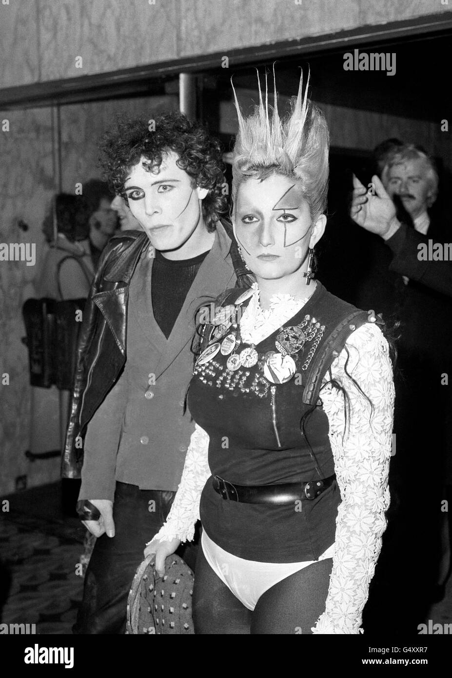 Punk Rockers Adam ANT e Jordan partecipano alla prima del film di John Travolta, 'la febbre notturna del Sabato' all'Empire, Leicester Square a Londra. Foto Stock