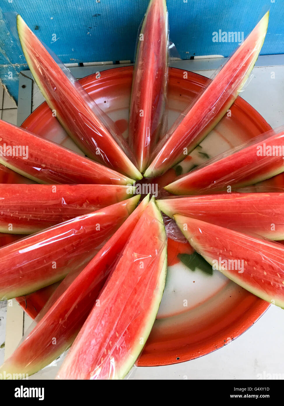 Indonesia, Bali, Badung, tagliare anguria Foto Stock