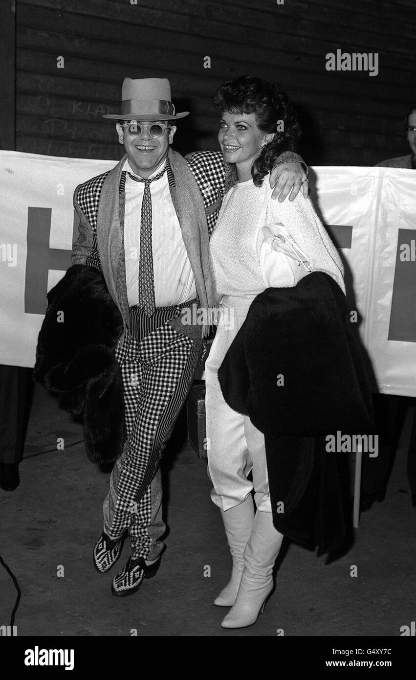 Il Musican Elton John e sua moglie Renate dopo essere arrivati da un tour mondiale di 11 mesi sul QE2 che si è ancorato a Southampton. Foto Stock